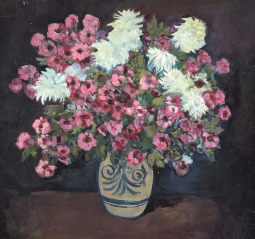 Krug mit Blumenarrangement